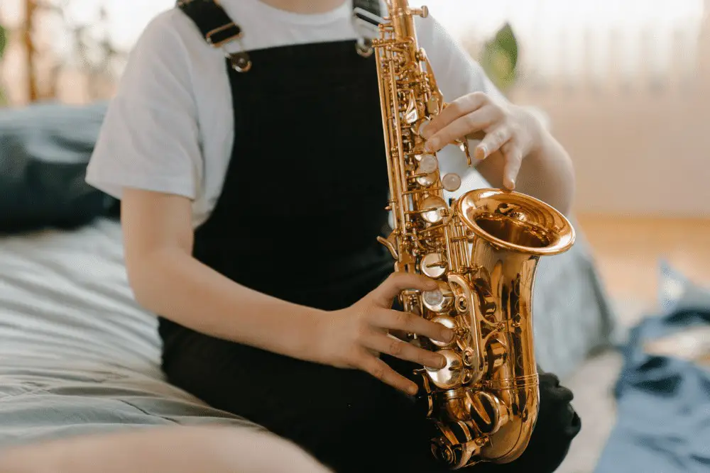 how to hold a saxophone 1