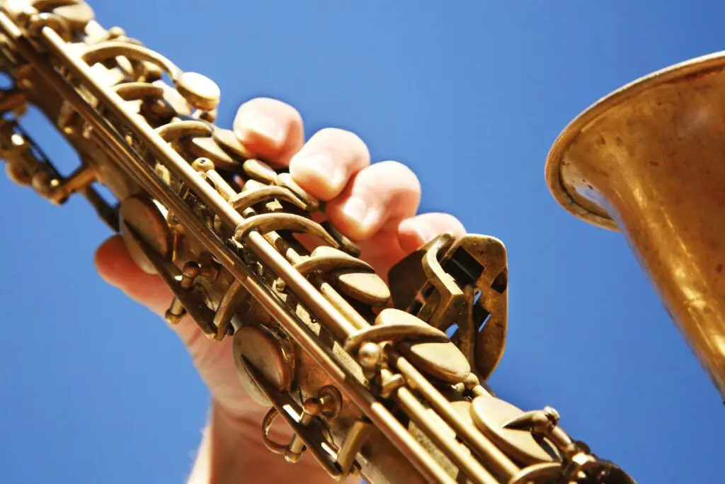 how saxophones transpose alto tenor bari soprano